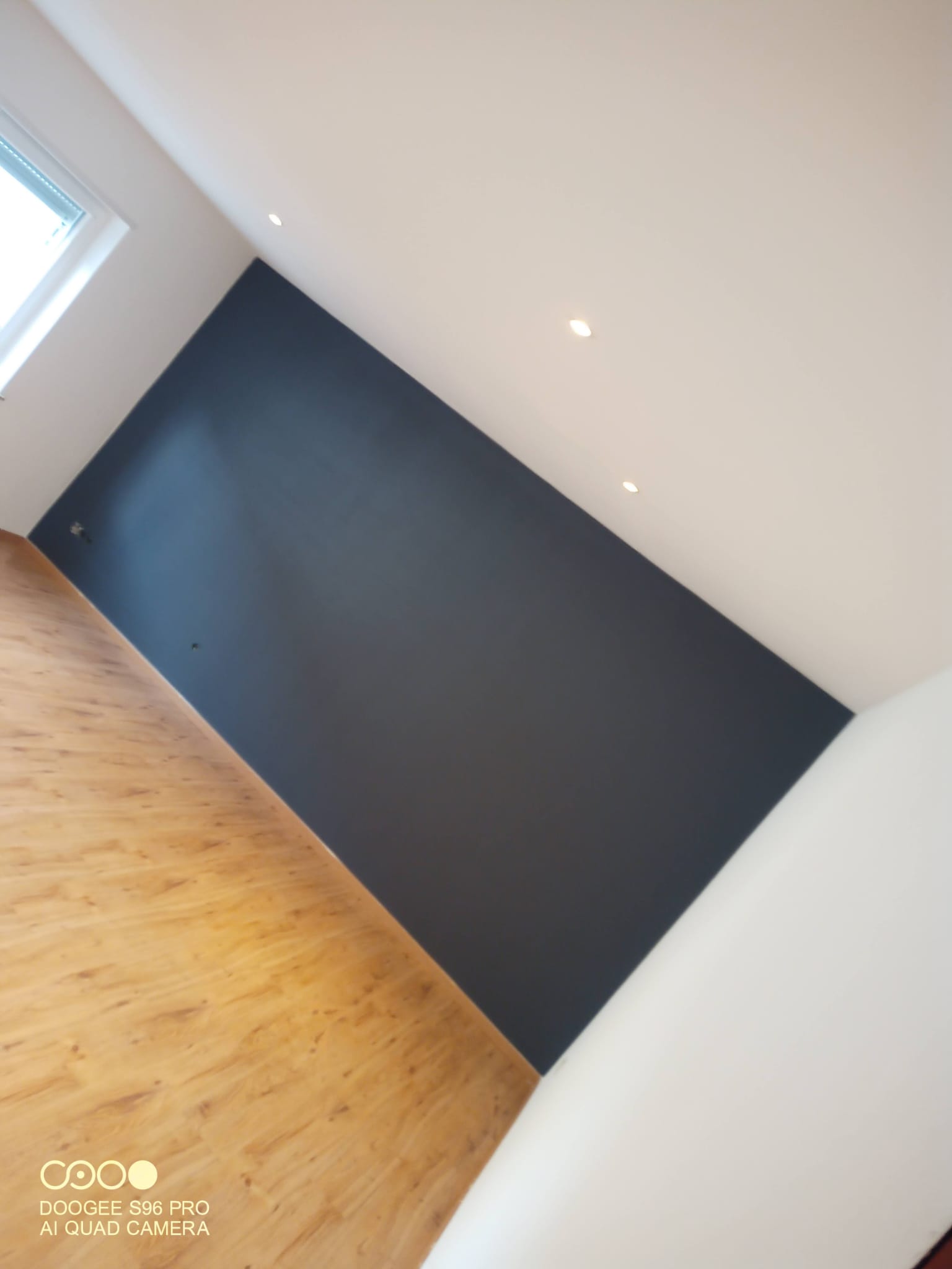 BOJANJE ZIDA U ANTRACIT TONU