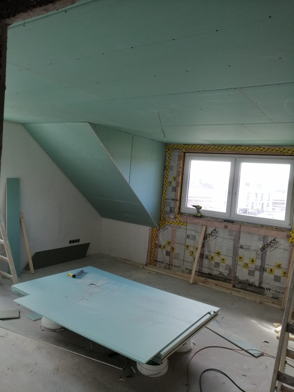 IZVEDBA GIPSKARTONSKIH OBLOGA NA KOSINAMA POTKROVLJA