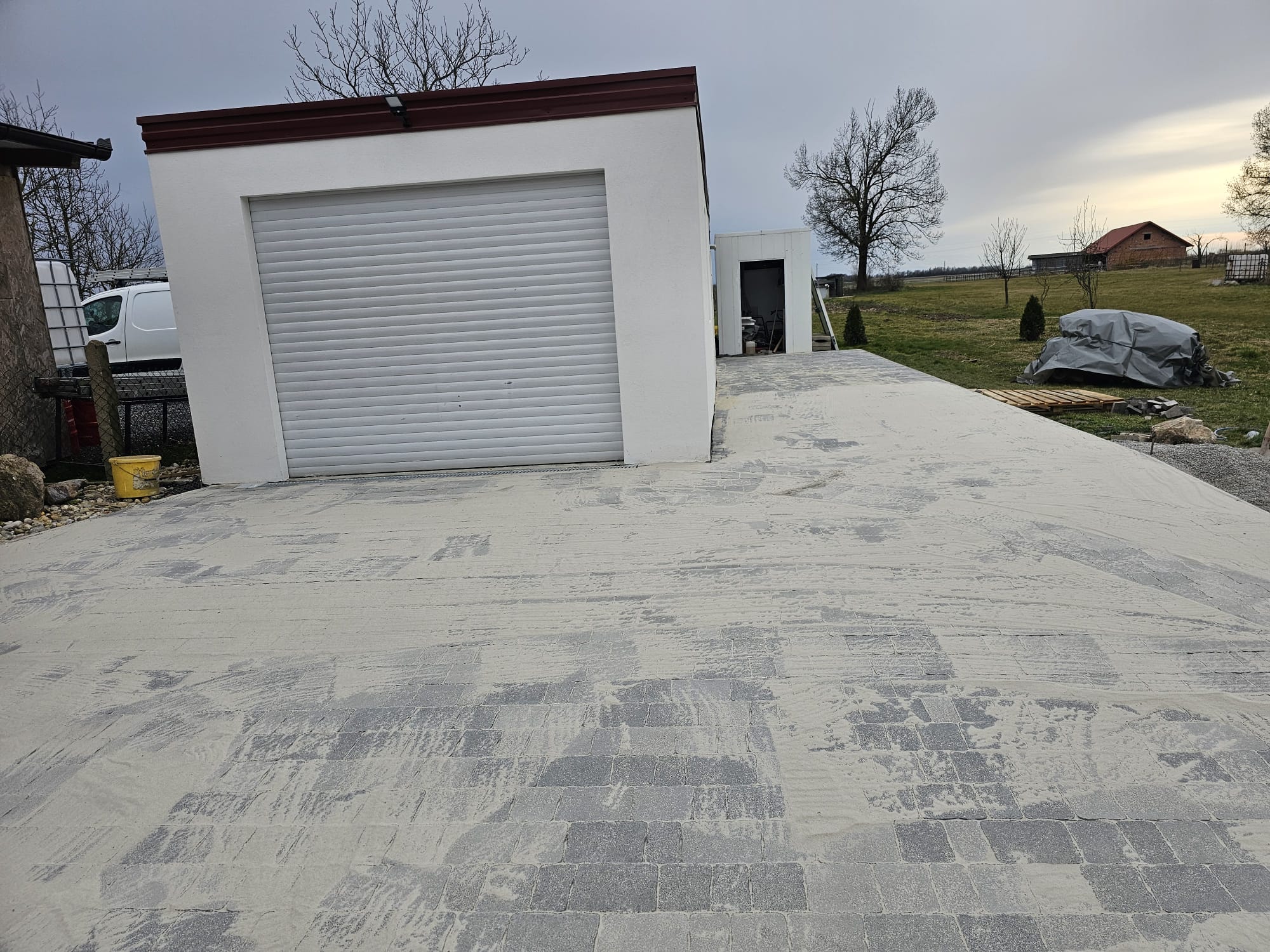 POLAGANJE OPLOČNIKA I POSTAVLJANJE RUBNJAKA OKO STAMBENOG OBJEKTA