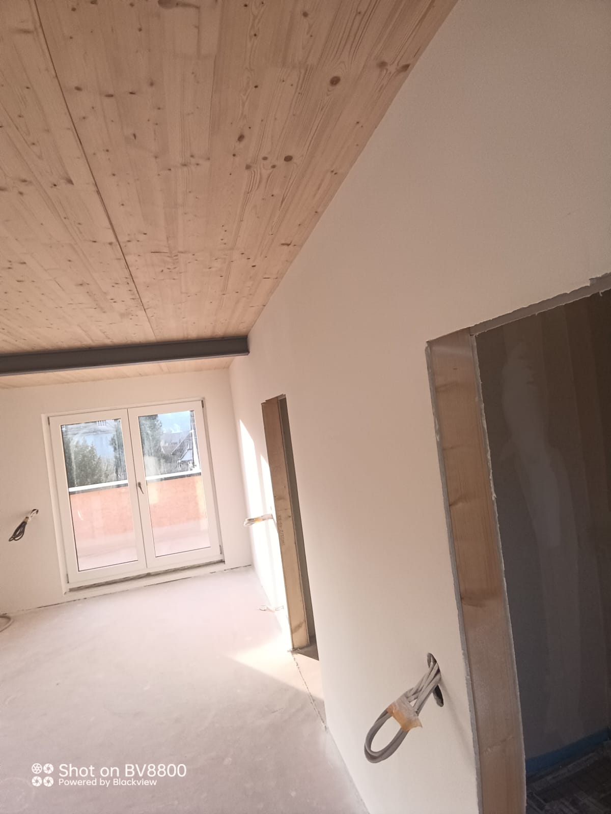 ZAVRŠNA OBRADA I ZAŠTITA DRVENE STROPNE OBLOGE